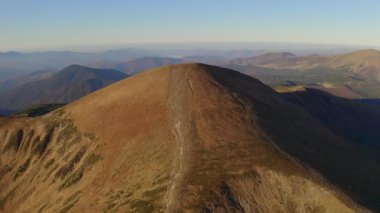 Mountain Hills 'in havadan görünüşü, Karpatya Dağları manzarası.