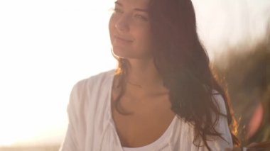 Deniz kenarındaki yaz tatilinde Ukulele 'li Kadın