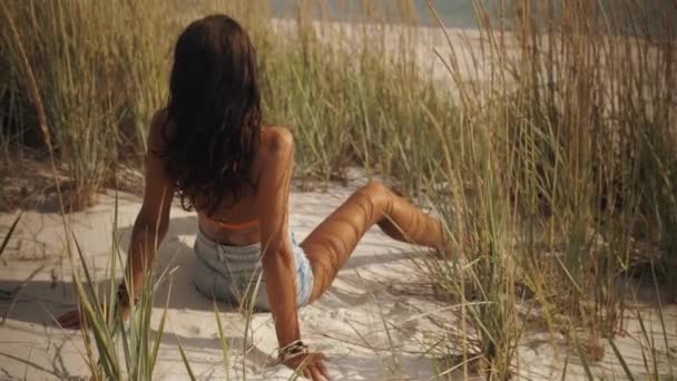 Boho vrouw op het strand bij de zee — Stockvideo