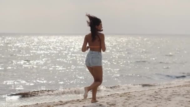 Chica feliz corriendo durante las vacaciones de verano en la playa — Vídeos de Stock