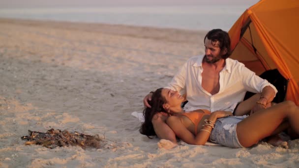 Romantisch koppel in de buurt van een tent aan het strand — Stockvideo