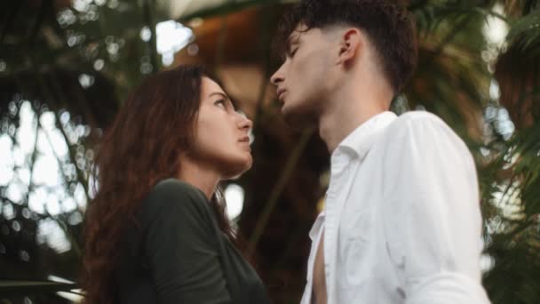 Romantiskt par i kärlek stående i den tropiska djungeln — Stockvideo