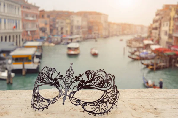 Venetië, Italië .Venetiaanse maskers op brug tegen landschap Grand Canal — Stockfoto