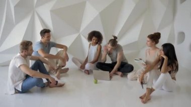 Farklı insan grupları birlikte oturup konuşuyorlar. Sosyal konsept