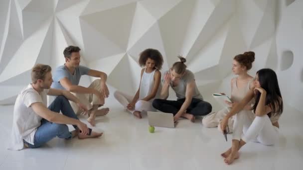 Gruppen unterschiedlicher Menschen sitzen zusammen und unterhalten sich. Gesellschaftliches Konzept — Stockvideo