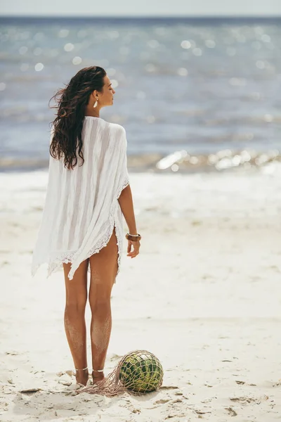 Романтична жінка з ватердилоном на пляжі на вулиці — стокове фото