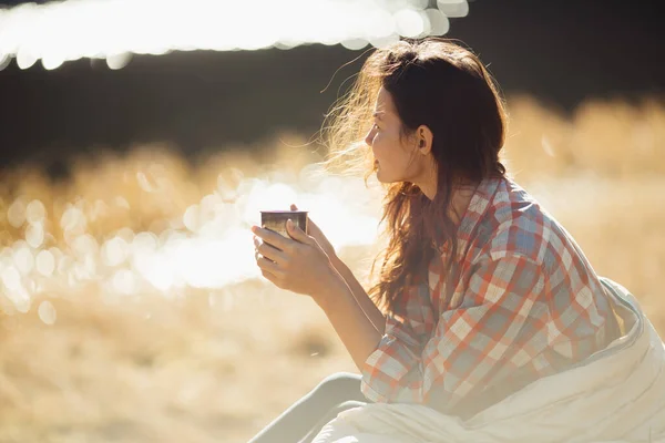 Viaggiatore Donna Escursioni in montagna con tazza di caffè vicino al lago — Foto Stock