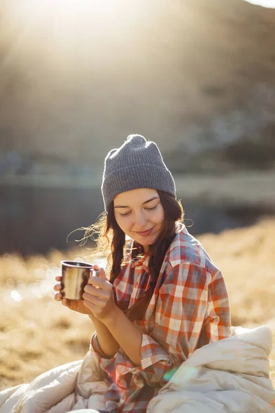 Reiziger vrouw wandelen in de bergen met kopje koffie in de buurt van het meer — Stockfoto