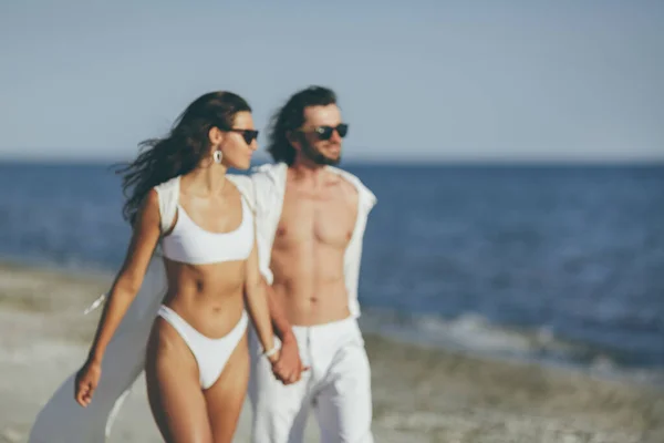 Coppia romantica Spiaggia Vacanze estive Concetto vacanza — Foto Stock