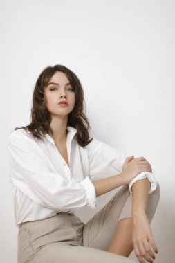 Beyaz Elbiseli Kadın Parlak Arkaplanda