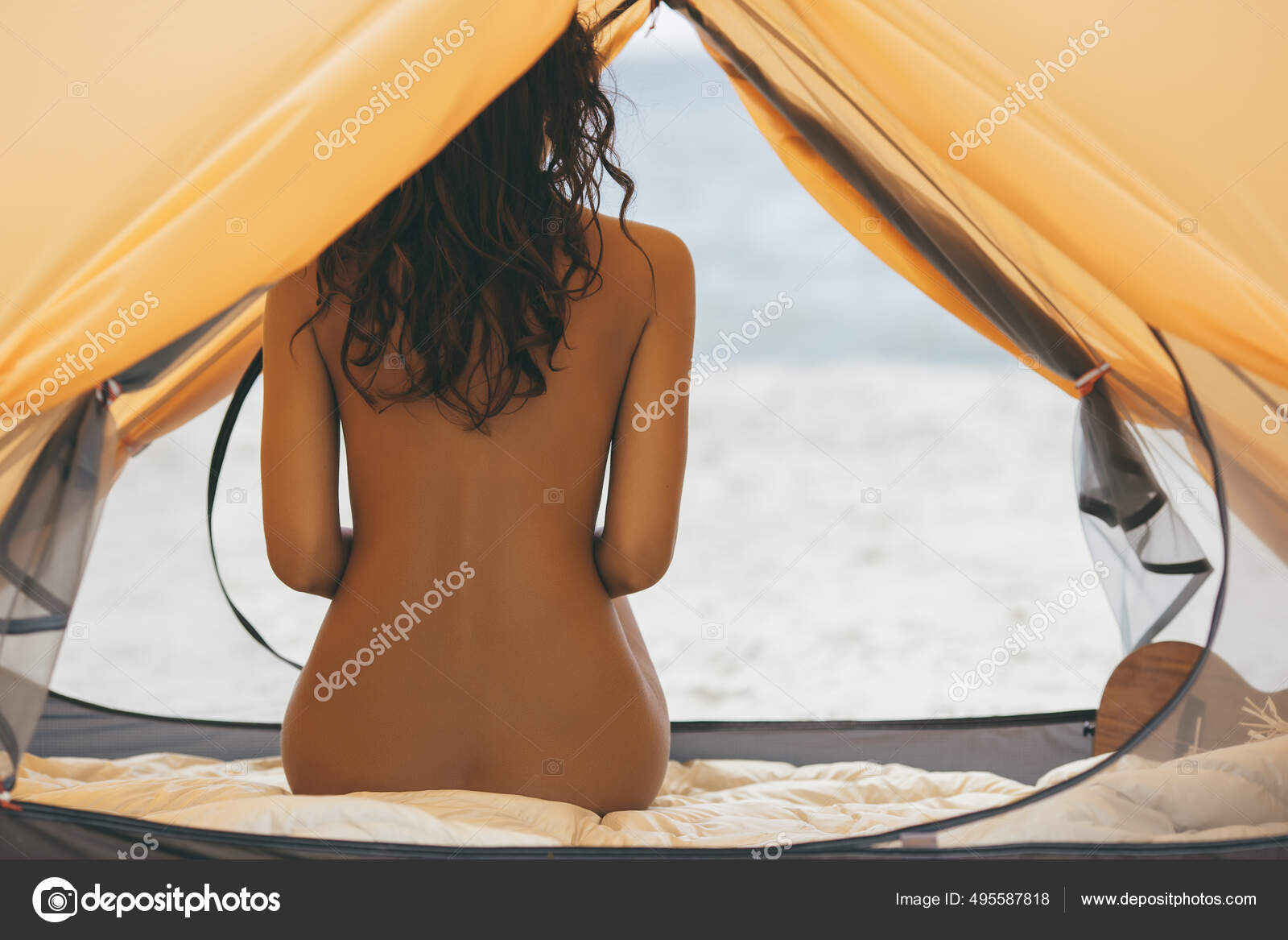 Mujer desnuda en la playa en una tienda: fotografía de stock © dimabl  #495587818 | Depositphotos