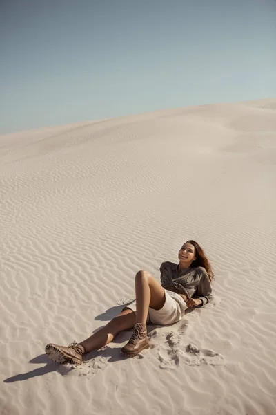 Safari vrouw in de woestijn buiten, duinen op de achtergrond — Stockfoto