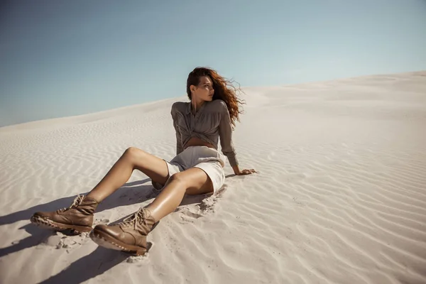 Safari Femme dans le désert en plein air, Dunes en arrière-plan — Photo