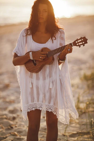 Zenész nő Ukulele a strandon nyári vakáció — Stock Fotó