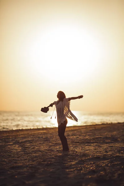 Силуэт женщины с Укулеле на пляжном летнем отдыхе — стоковое фото