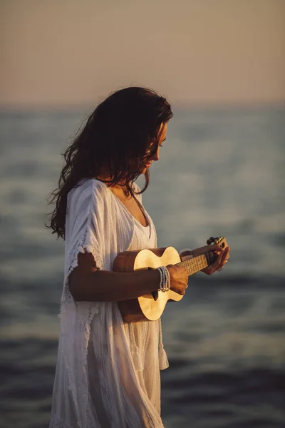 Musicienne Femme avec Ukulele sur la plage Vacances d'été — Photo