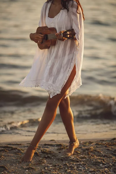 Musiker kvinna med Ukulele på stranden sommarsemester — Stockfoto