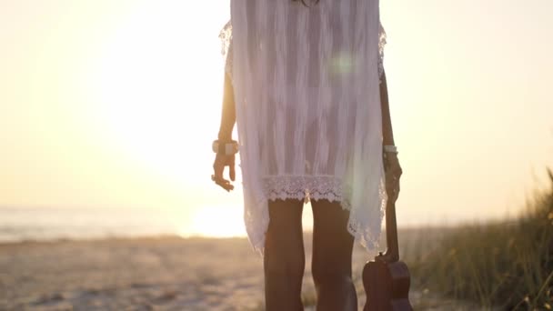 Silhouette della donna con Ukulele sulla spiaggia Vacanze estive — Video Stock
