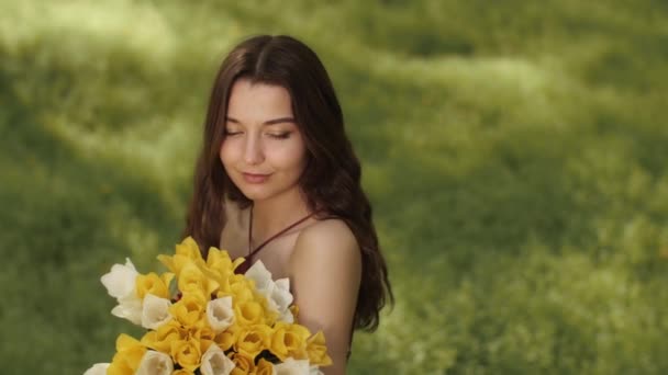 Donna con Bouquet dei Fiori di Primavera all'aperto — Video Stock