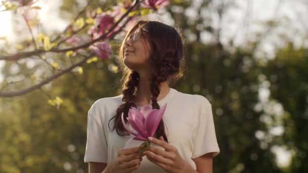 Primavera beleza retrato de uma mulher com flor ao ar livre — Vídeo de Stock