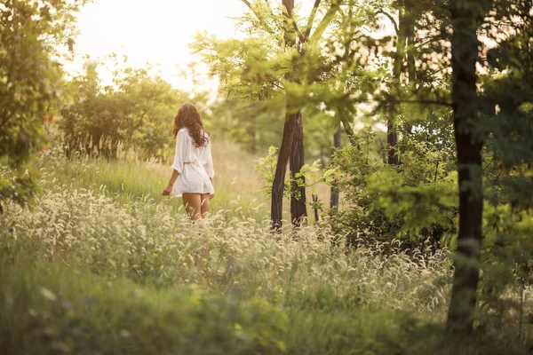 Mooie vrouw portret op de natuur — Stockfoto