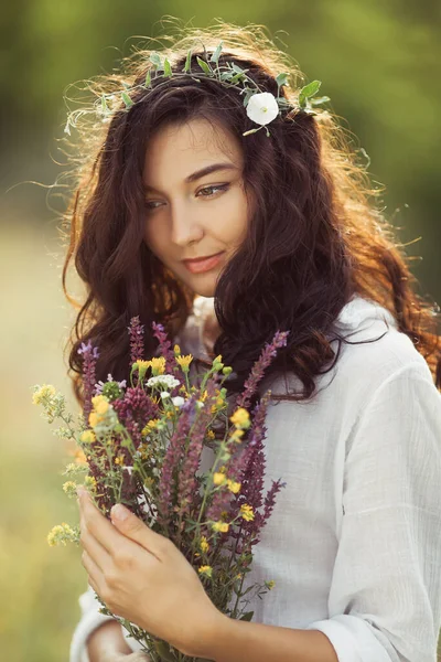 Natural beauty girl with bouquet of flowers outdoor in freedom enjoyment concept. Portrait photo — Stock Photo, Image