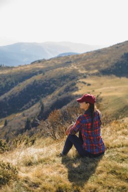 Dişi Yürüyüşçü Dağın Tepesinde Dinleniyor