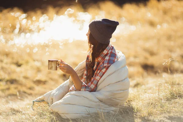 Viaggiatore Donna Escursioni in montagna con tazza di caffè vicino al lago — Foto Stock