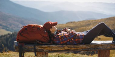 Dişi Yürüyüşçü Dağın Tepesinde Dinleniyor