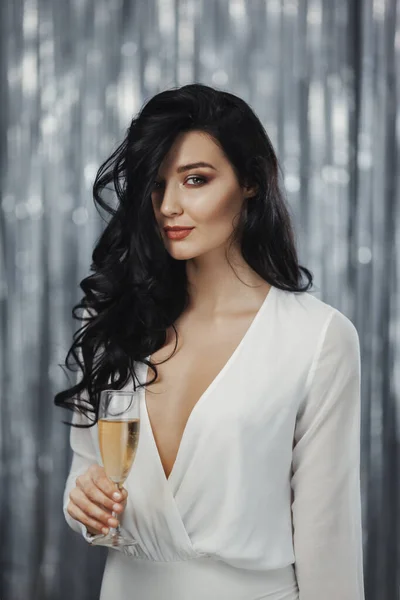 Beyaz elbiseli, şarap kadehli moda kadını. — Stok fotoğraf