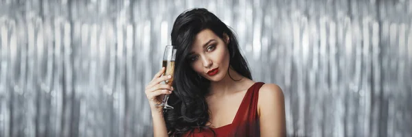 Betrunkene Frau in rotem Kleid mit Glas Wein — Stockfoto