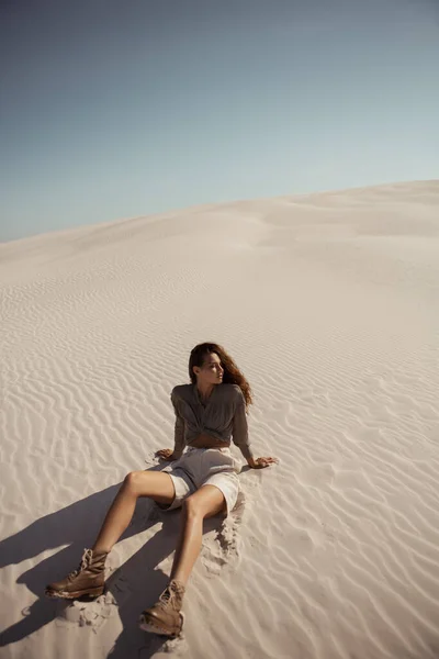 Женщина-сафари в пустыне на открытом воздухе, дюны на заднем плане — стоковое фото