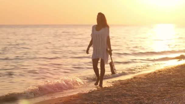 Silhueta da Mulher com Ukulele nas Férias de Verão na Praia — Vídeo de Stock