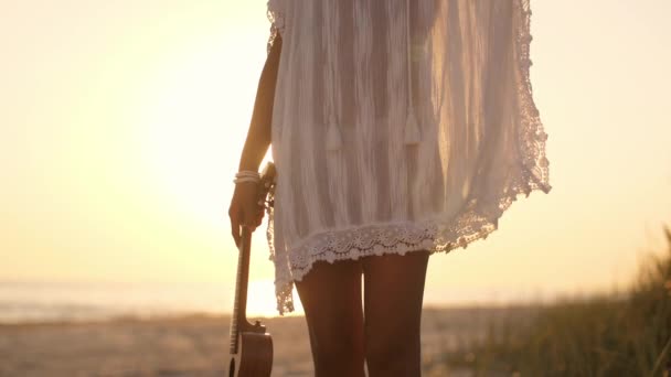 Silhouette della donna con Ukulele sulla spiaggia Vacanze estive — Video Stock