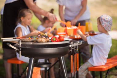 Aile barbekü yapıyor.