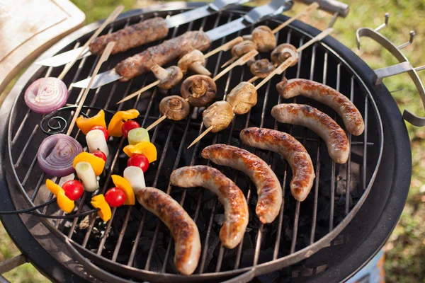 Carne fresca e legumes na grelha ao ar livre — Fotografia de Stock