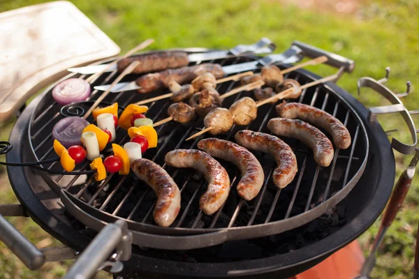 Carne fresca e legumes na grelha ao ar livre — Fotografia de Stock