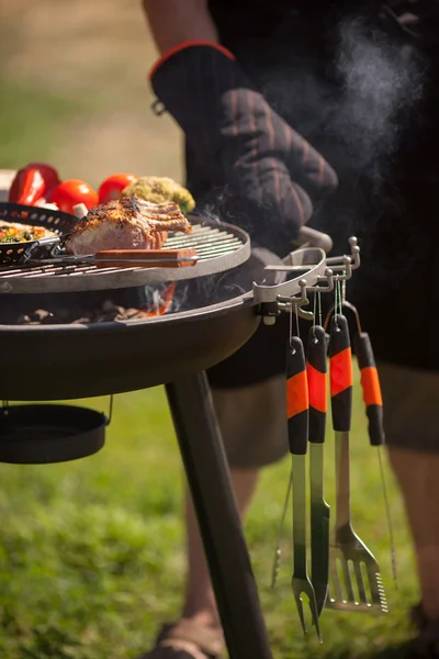 Carne fresca e verdure alla griglia all'aperto — Foto Stock