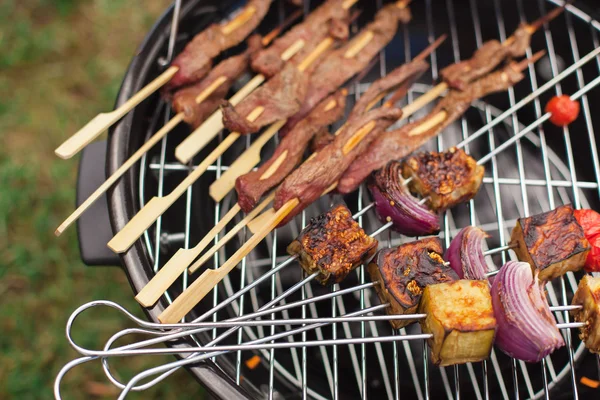 Viande fraîche et légumes sur le gril extérieur — Photo