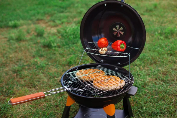 Świeże mięso i warzywa na zewnątrz grill — Zdjęcie stockowe