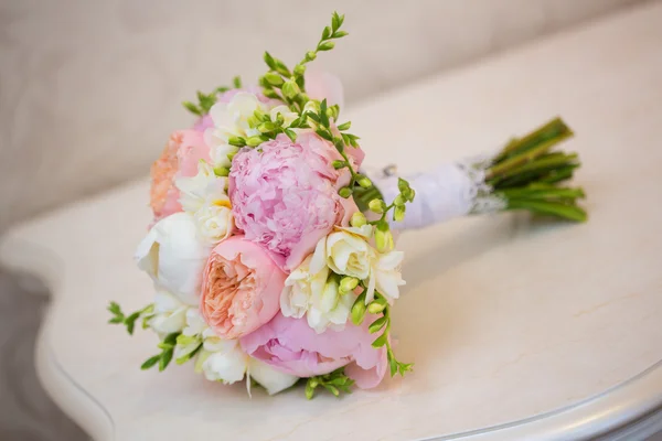 Ramo de novias en la mesa — Foto de Stock