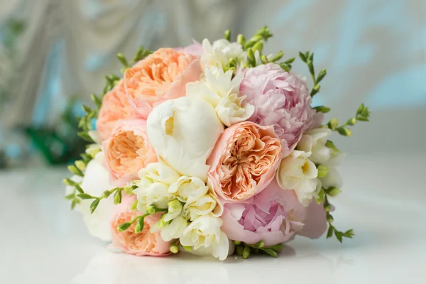 テーブルの上の花嫁の花束 — ストック写真