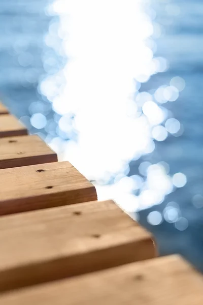 Mare blu e molo in legno — Foto Stock