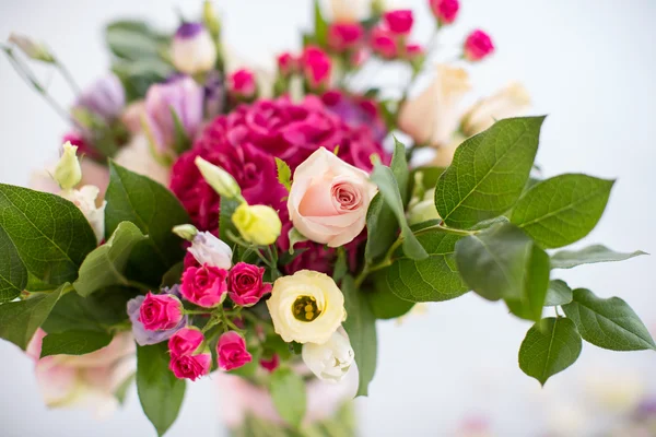 Bröllop dag blommor på vit — Stockfoto