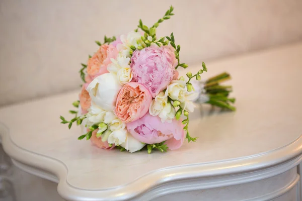 Ramo de novias en la mesa — Foto de Stock