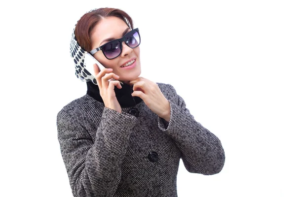 Młoda kobieta moda mówi przez telefon. Wszystko na białym tle. — Zdjęcie stockowe