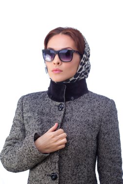 Moda genç kadın güneş gözlüğü ve ceket giyiyor. Tüm beyaz arka plan üzerinde izole.