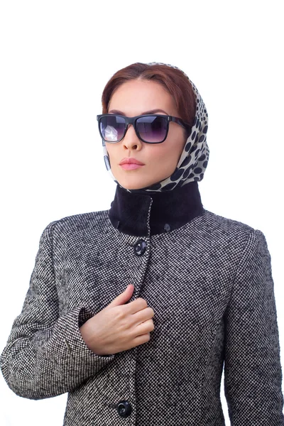 Mode junge Frau trägt Sonnenbrille und Mantel. alles isoliert auf weißem Hintergrund. — Stockfoto