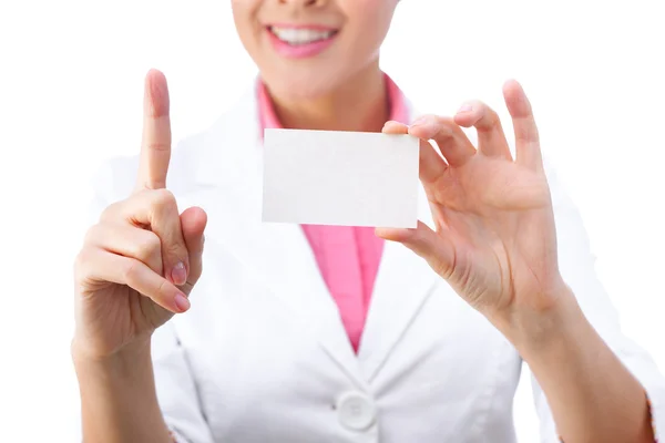 Tarjeta de visita - empresaria sosteniendo un cartel en blanco. Todo aislado sobre fondo blanco . —  Fotos de Stock