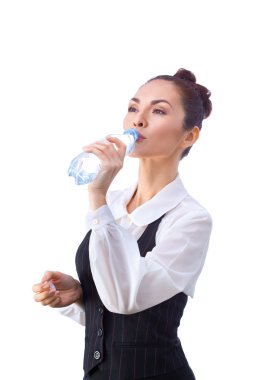 Kendine güvenen işkadını su şişe içki içiyordum. Tüm beyaz arka plan üzerinde izole.